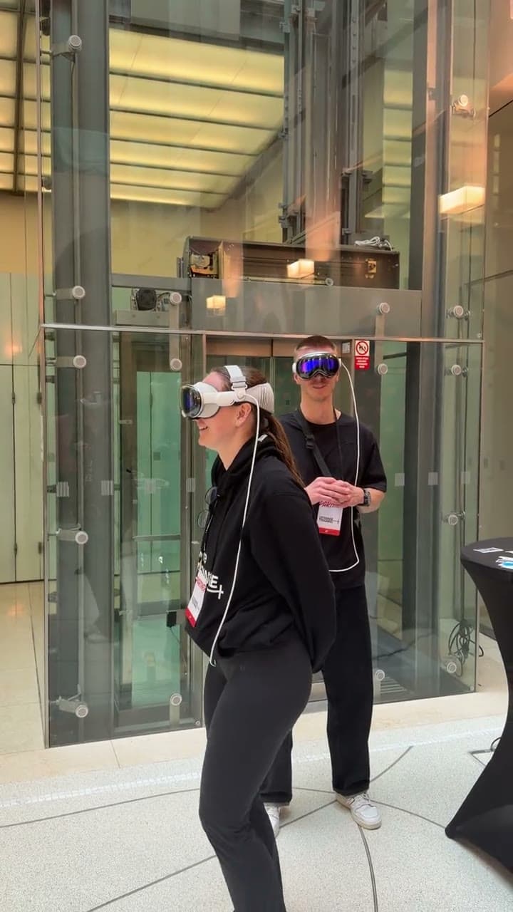 Účastníci zkoušejí Apple Vision Pro ve foyer
